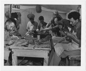 لاجئين من كرواتيا و يوغوسلافيا يعملوا كإسكافيين في مخيم الشط للاجئين في مصر أثناء الحرب العالمية الثانية