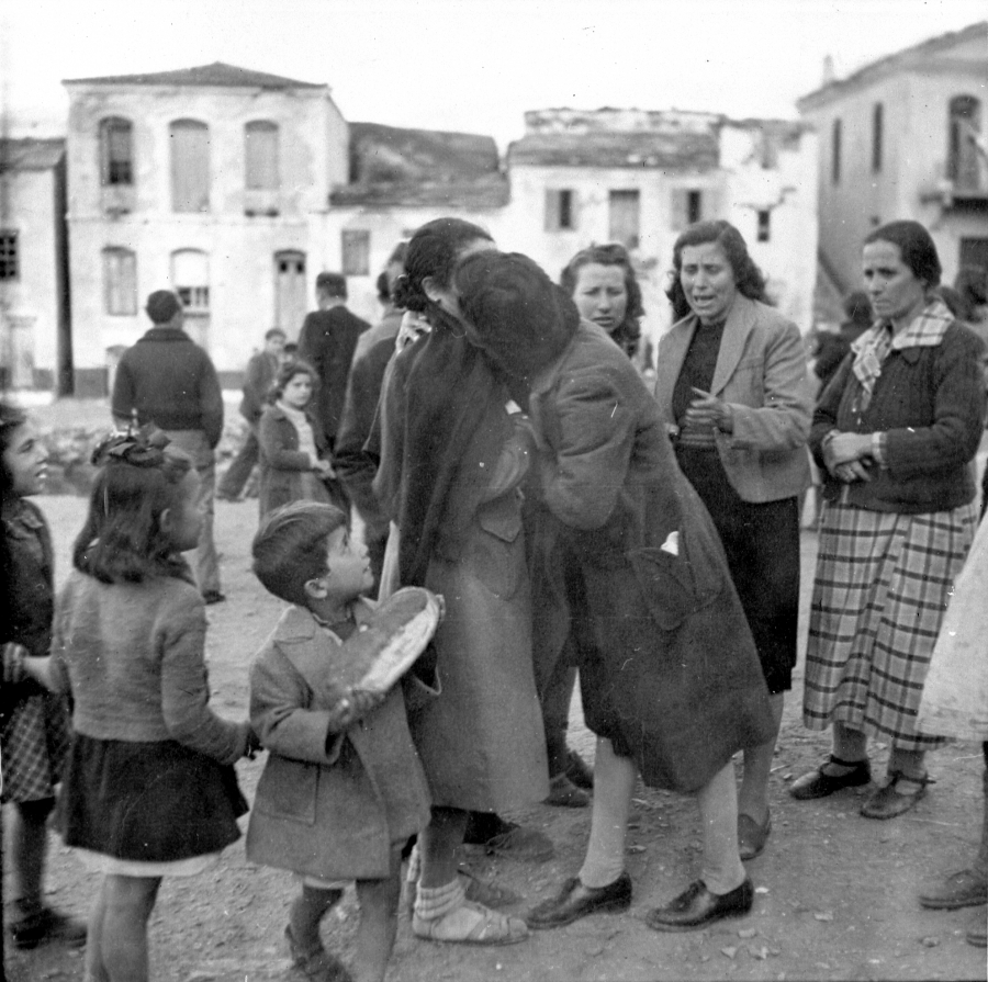اللاجئين اليونانيين الذين عاشوا في مخيم للاجئين في بثر موسى ، مصر 1945-1948و قد لم شملهم مع أفراد أسرهم في جزيرتهم ساموس.
