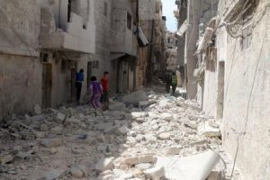 جانب من الدمار الناجم عن غارة جوية على حلب يوم 11 ابريل نيسان 2016.