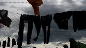 السلطات اليونانية تشرع في إخلاء مخيم إيدوميني وسط معارضة آلاف اللاجئين