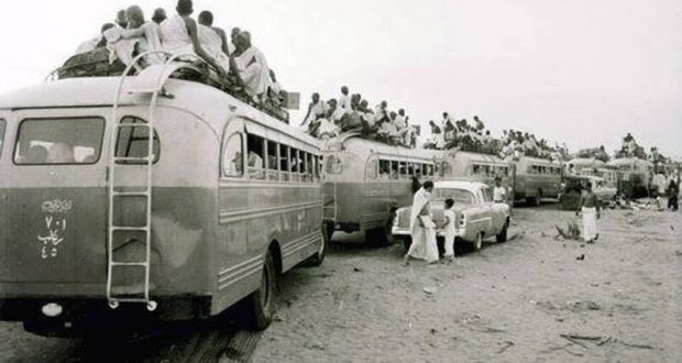 صورة للحجاج وهم يعبرون الى المملكة العربية السعودية لأداء الحج عام ١٩٥٧