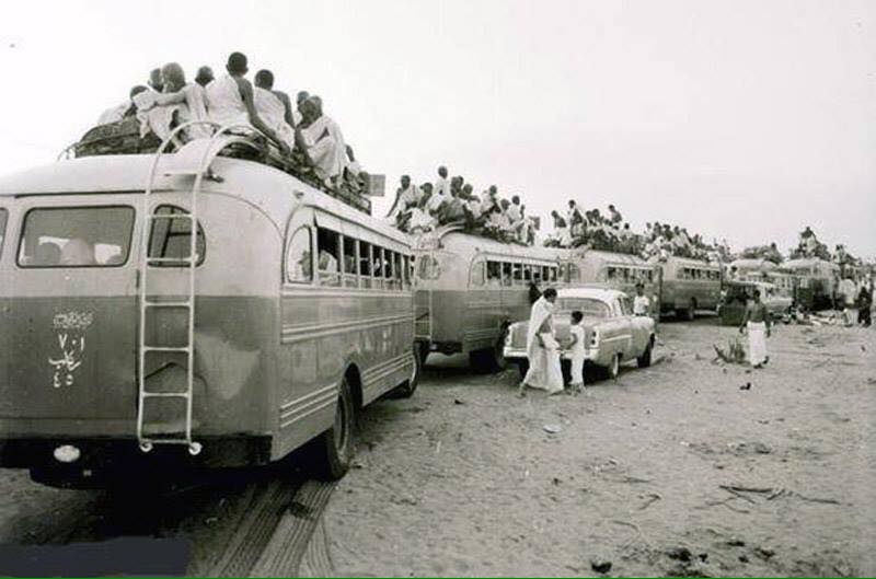 صورة للحجاج وهم يعبرون الى المملكة العربية السعودية لأداء الحج عام ١٩٥٧