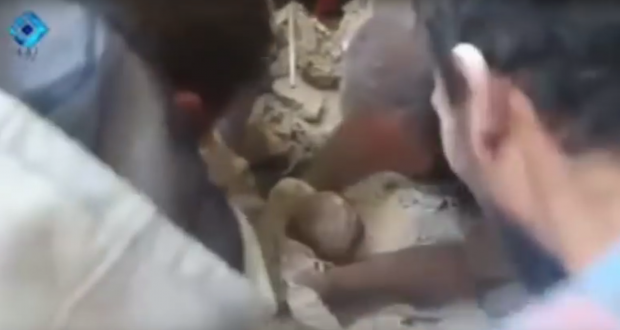 فيديو يحبس الأنفاس.. انتشال رضيع من تحت الأنقاض في حلب
