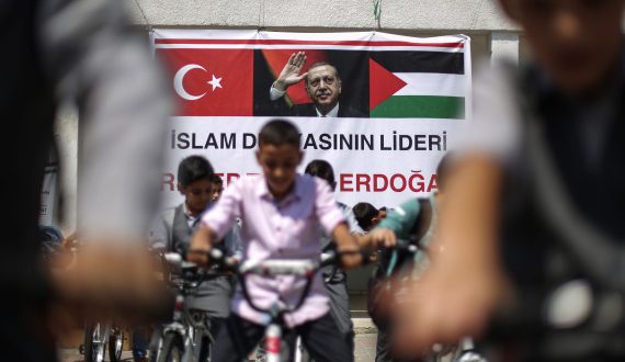 بالصور.. أردوغان يعايد أيتام غزّة بدرَّاجات هوائية.. وهكذا ردُّوا له الهدية