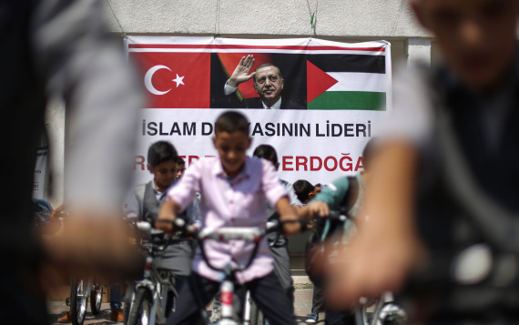 بالصور.. أردوغان يعايد أيتام غزّة بدرَّاجات هوائية.. وهكذا ردُّوا له الهدية