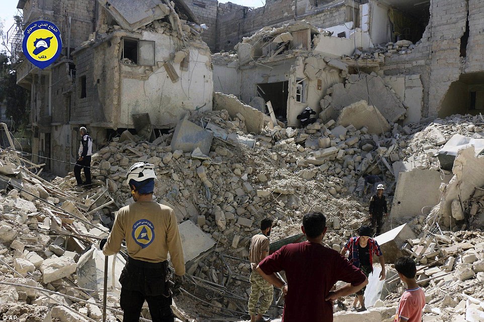 رجال الدفاع المدني ( الخوذ البيضاء) خلال البحث بين الانقاض في شرق حلب, بعد ان اسقطت قنابل على المنطقة