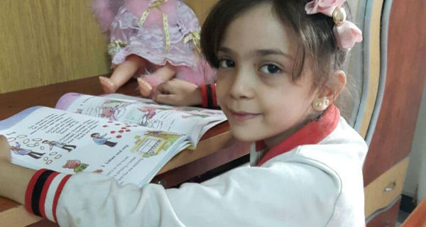 طفلة سورية تكشف مجازر حلب تويترياً