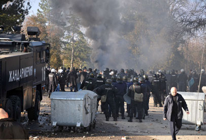بلغاريا تلوح بترحيل لاجئين بعد صدامات عنيفة مع الشرطة