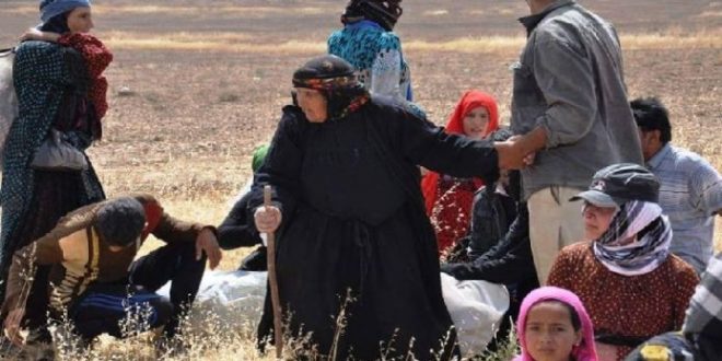 "قسد" تنقل أهالي قرى شمال الرقة إلى مخيمات
