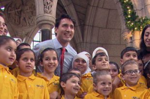 (أنتم هدية لنا).. أطفالٌ سوريون يغنُّون داخل البرلمان الكندي يثيرون إعجاب الكثيرين