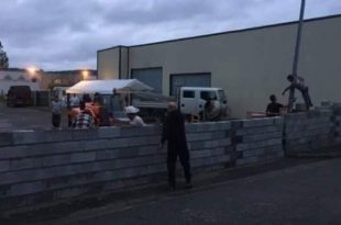 متظاهرون فرنسيون ينشؤون جداراً حول فندق لمنع تحويله إلى ملجأ للاجئين