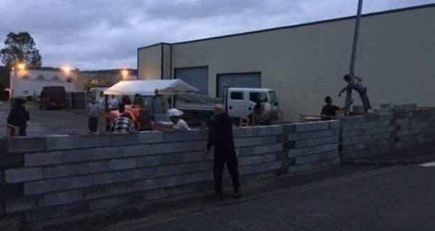 متظاهرون فرنسيون ينشؤون جداراً حول فندق لمنع تحويله إلى ملجأ للاجئين