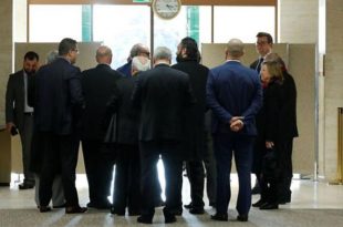 وفد المعارضة السورية يصل إلى مقر اجتماع مع دي ميستورا في جنيف- 1 كانون الأول 2017 رويترز