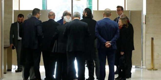 وفد المعارضة السورية يصل إلى مقر اجتماع مع دي ميستورا في جنيف- 1 كانون الأول 2017 رويترز